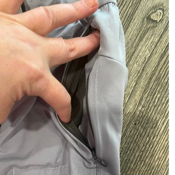 Adidas Womens Shorts Athletic Shorts Zipper Pockets Elastic Waist Gray Size S 5" - Picture 3 of 7